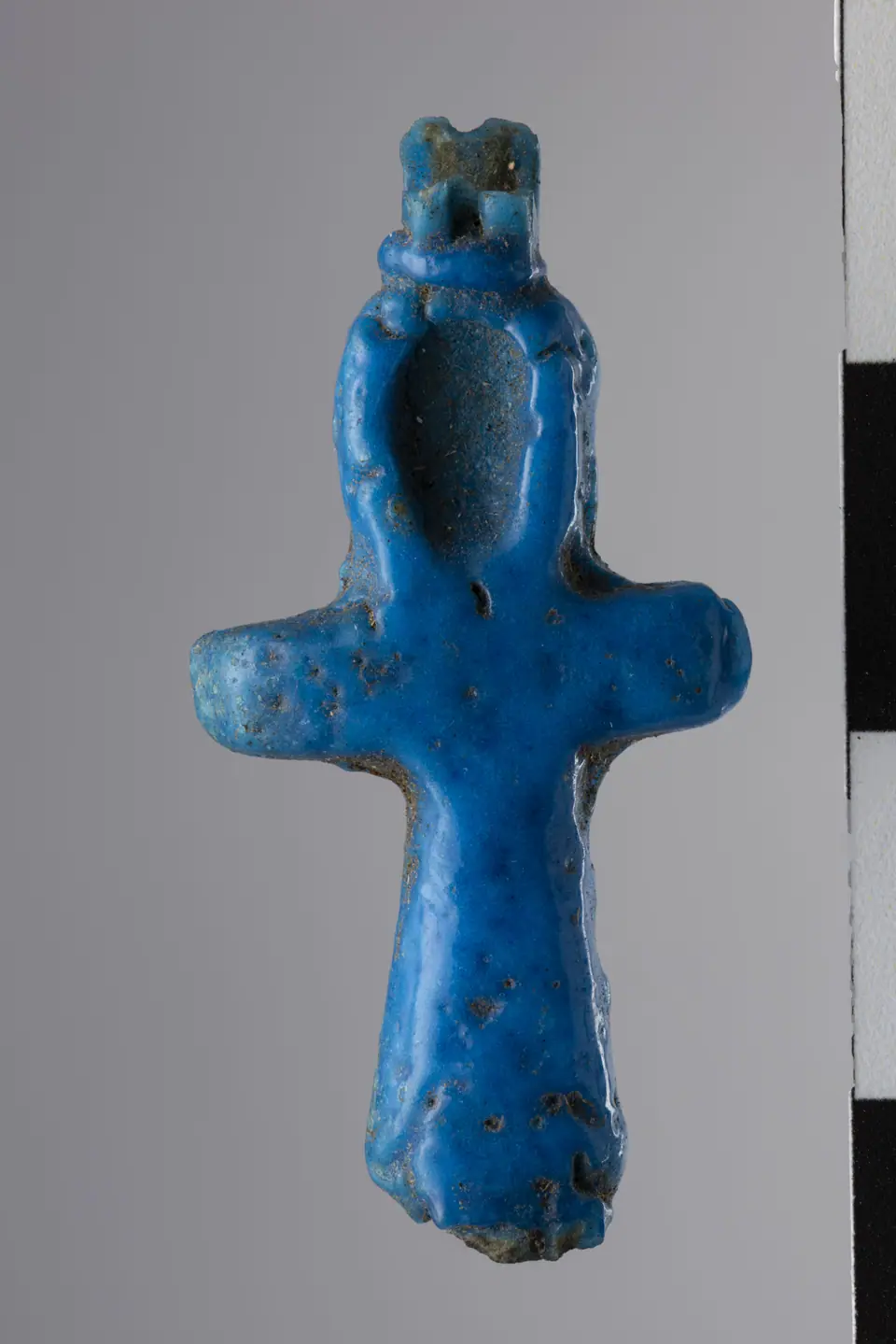 Amuleto de fayenza azul con forma de ankh, el signo jeroglífico egipcio de la vida