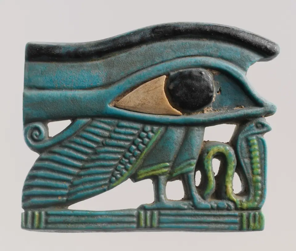 Amuleto de fayenza con el ojo de Horus (wedjat), con los rasgos del halcón estilizados bajo el ojo