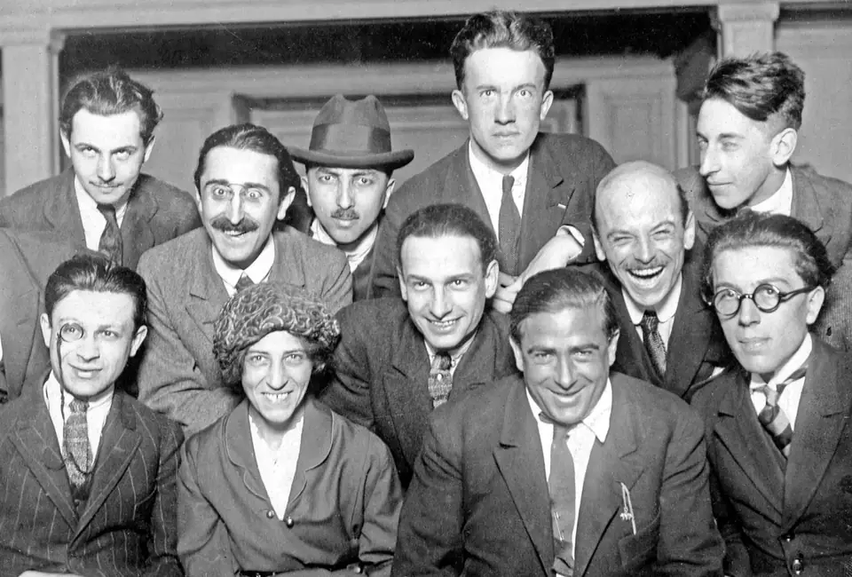 Fotografía de 1921 de un grupo de artistas dadaístas en París, el círculo del que salió el manifiesto surrealista de Breton tres años después