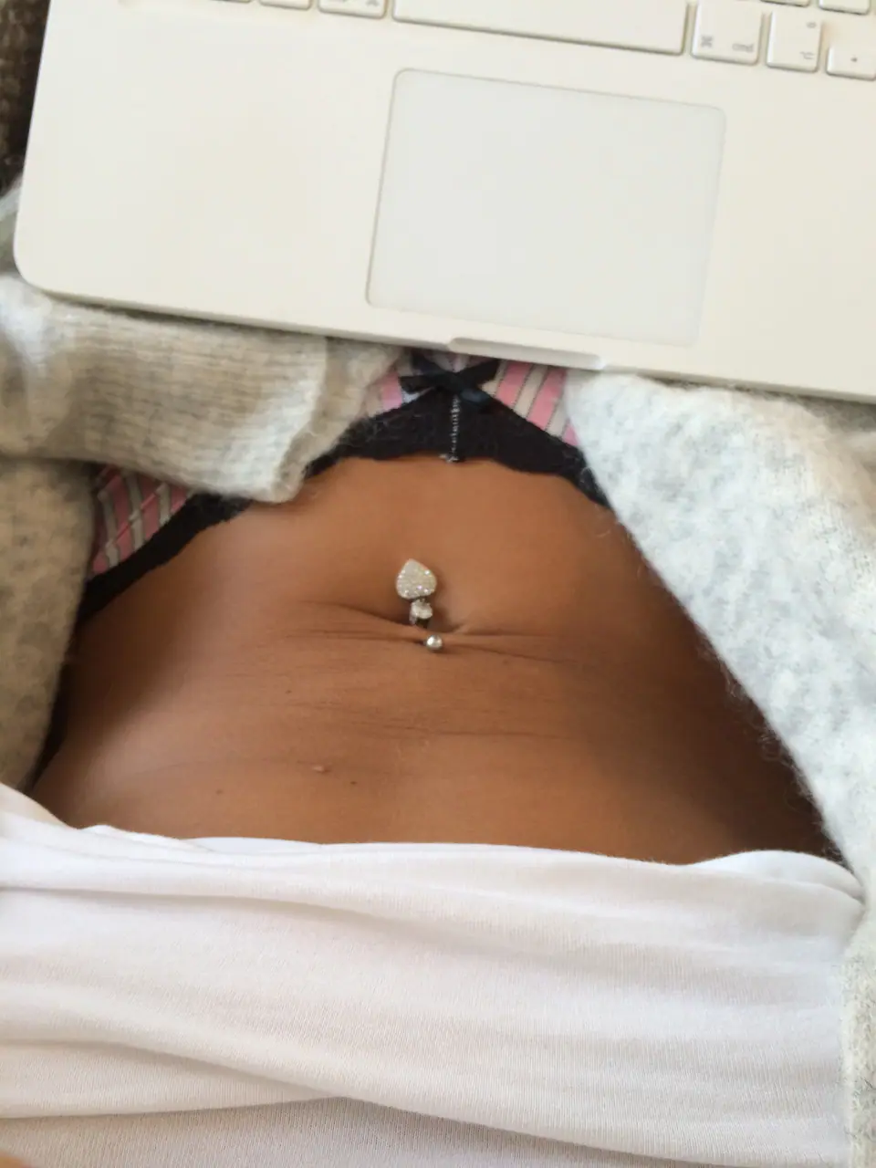 Barra curva con gema como joyería de piercing; el mismo tipo de pieza se usa en piercings de otras zonas, incluidos los genitales (foto de un piercing de ombligo, no genital)
