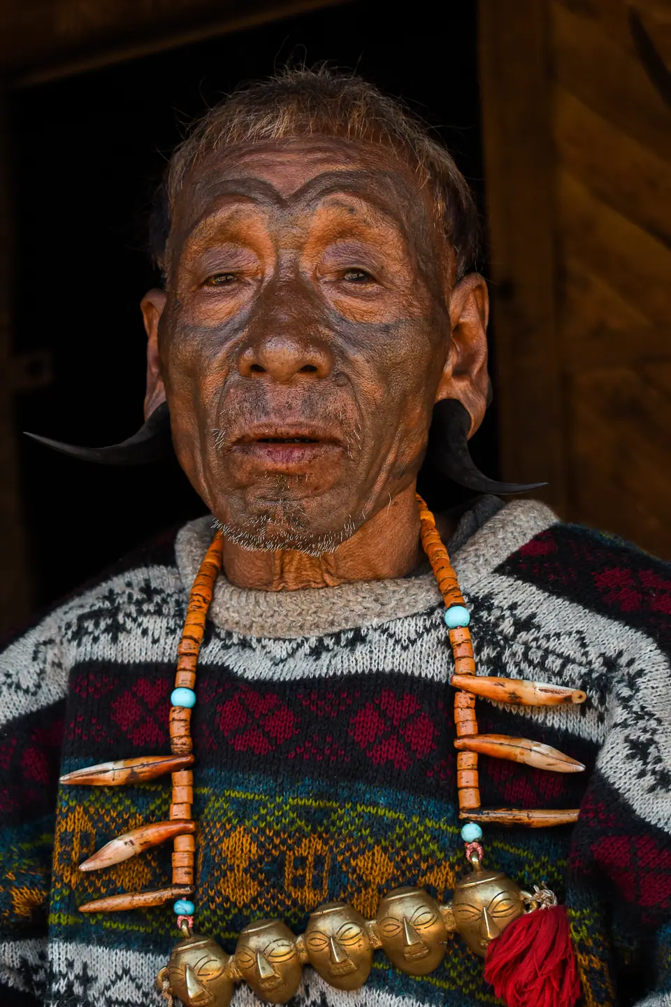 Hombre konyak mayor en Longwa, Nagaland, con los tatuajes faciales que marcaban a los guerreros en la época de la caza de cabezas, antes de que la práctica terminara