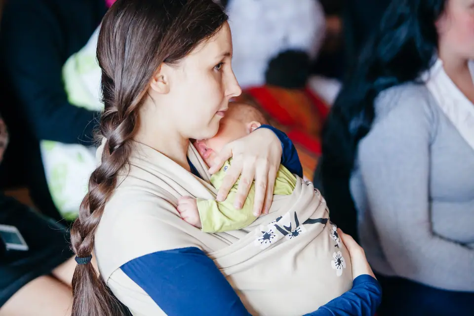 Madre amamantando a su bebé en un encuentro de formación sobre lactancia
