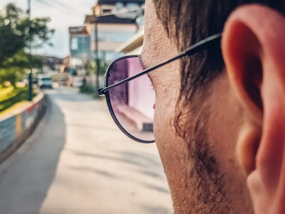 Vista lateral de la cabeza, con la sien entre el borde del ojo, el nacimiento del pelo y la oreja