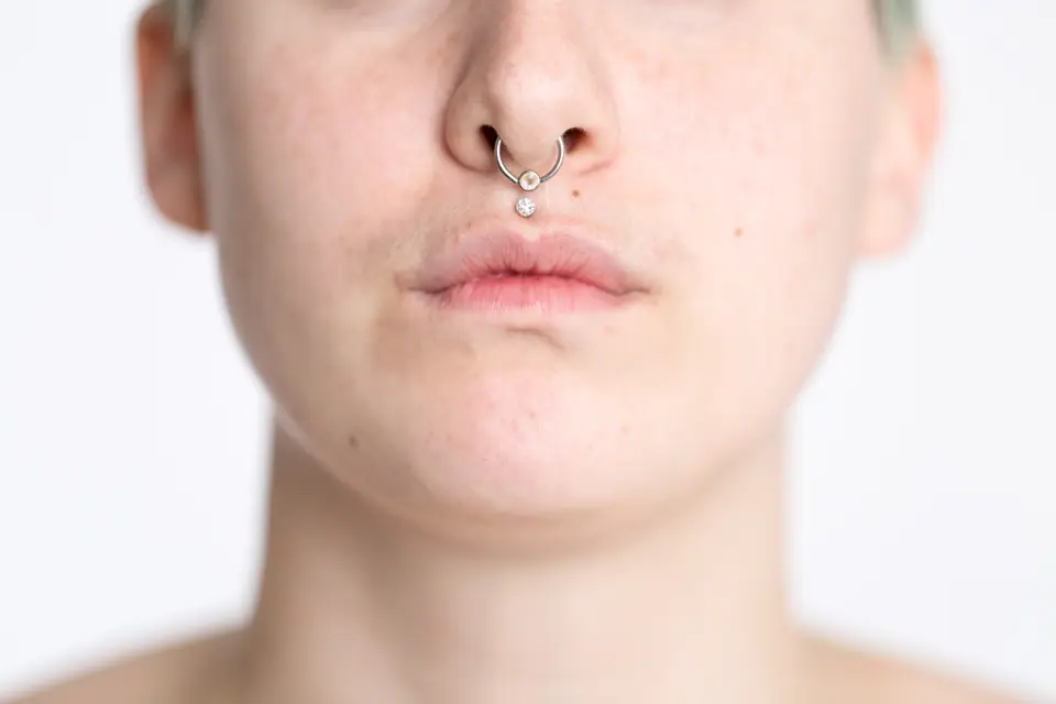 Primer plano de la boca y el mentón, la zona ósea sobre la que se apoya la piel al tatuar ahí