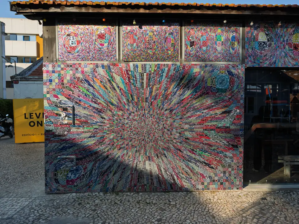 Mural con patrón caleidoscópico de colores saturados, típico de la estética psicodélica