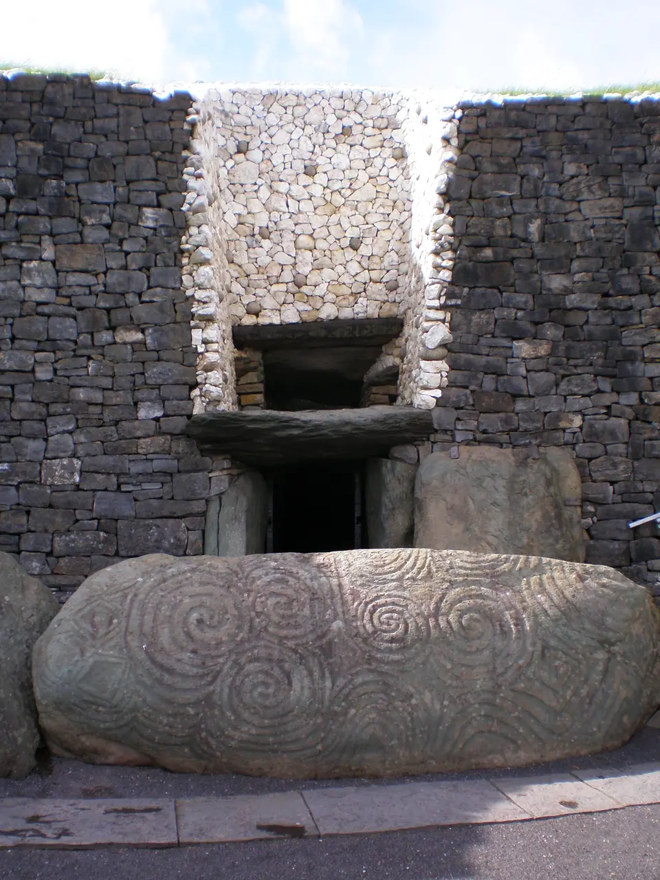Espiral triple tallada en la piedra de entrada de Newgrange, Irlanda